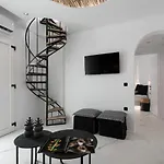 Naxos Black Concept Maisonette